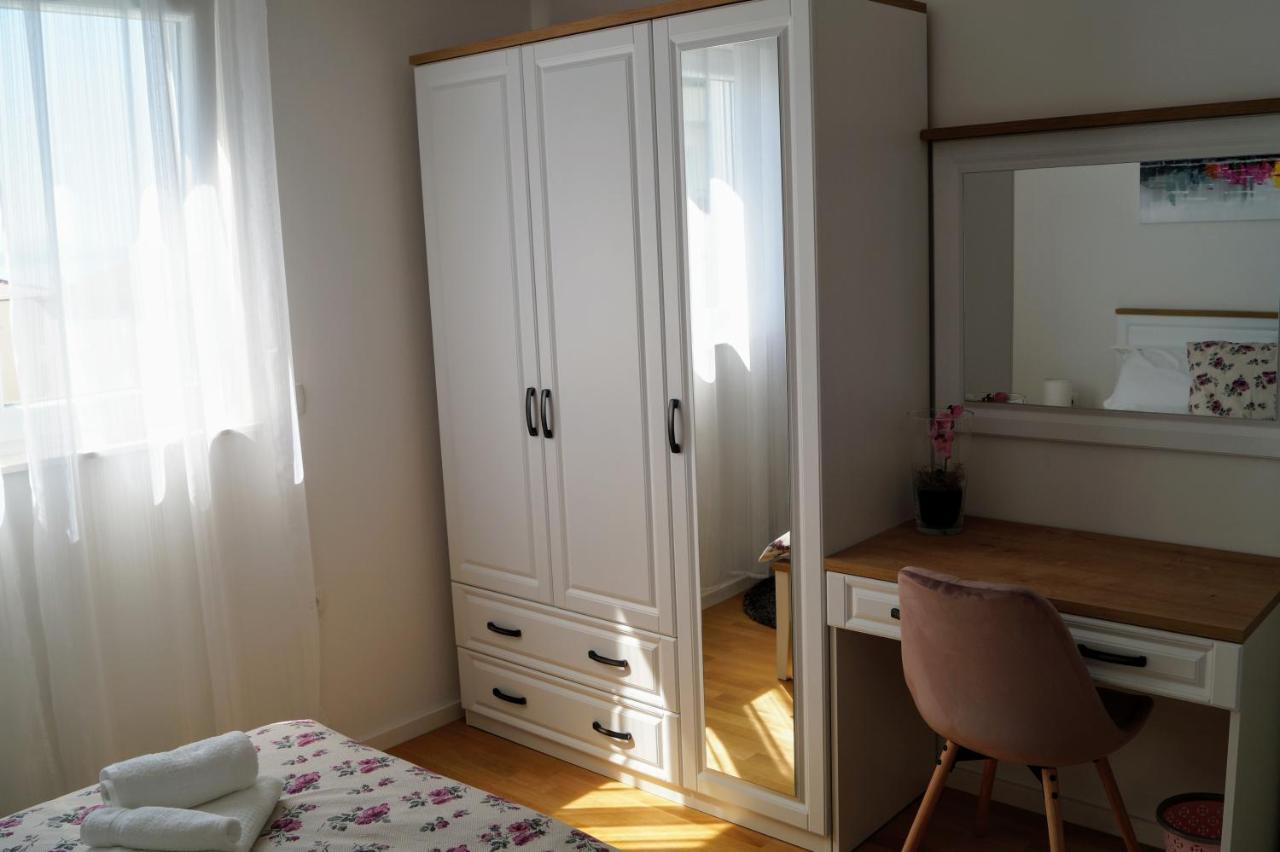 Apartment Ivona With Beautiful Seaview Макарска Екстериор снимка