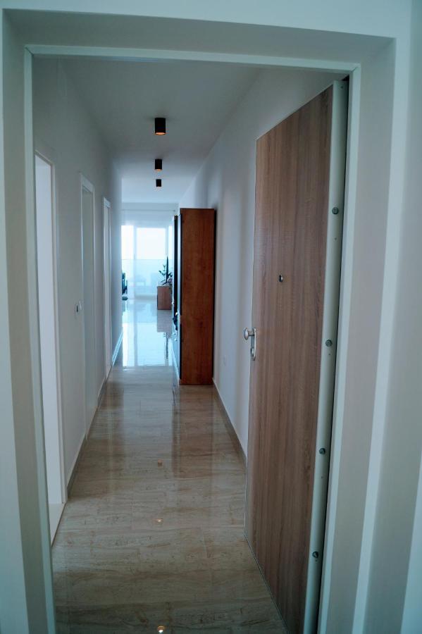Apartment Ivona With Beautiful Seaview Макарска Екстериор снимка